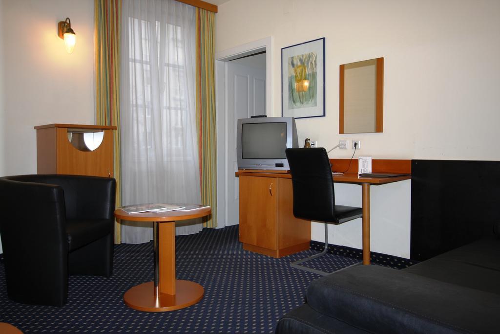 Suite Hotel 900 m zur Oper Wien Zimmer foto